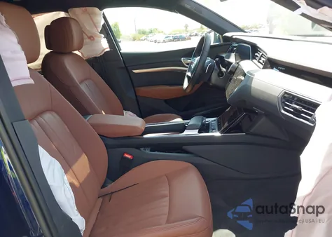 2022 Audi E-Tron Premium Plus Quattro z USA, uszkodzony, nr VIN WA1LAAGE5NB025516